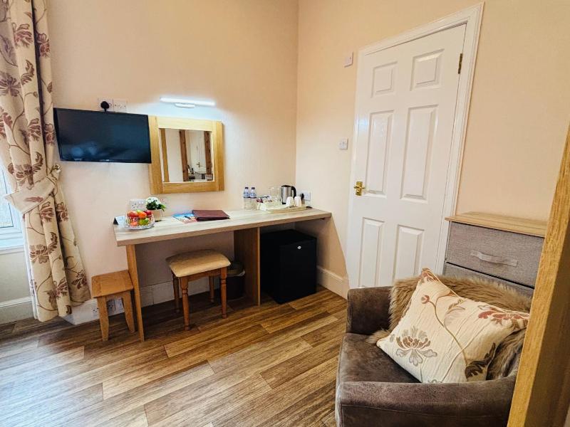 Double Room image 3