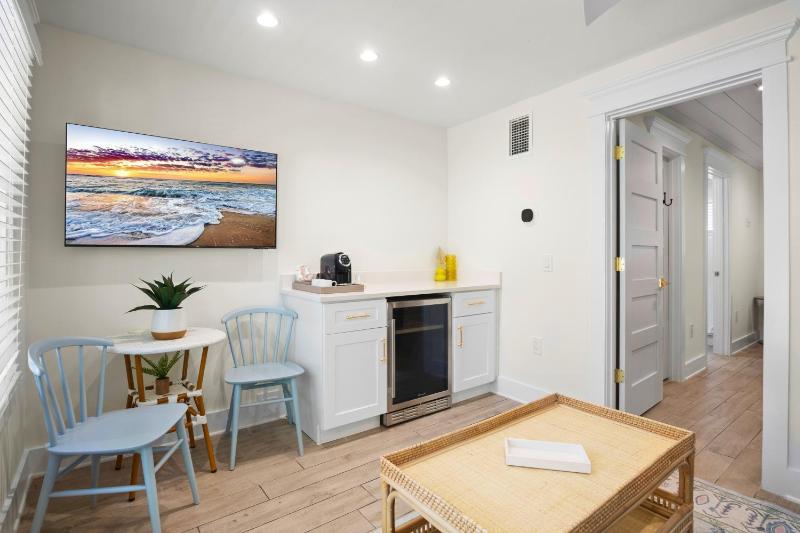 One Bedroom Queen Suite image 3