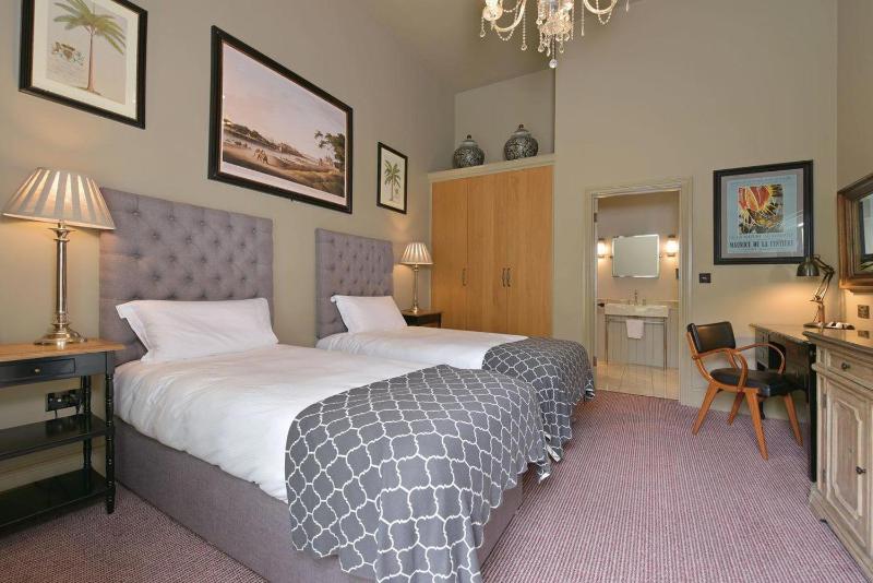 Standard Twin Room image 2