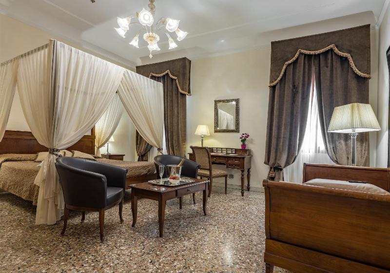 Double Room with Canal View image 2