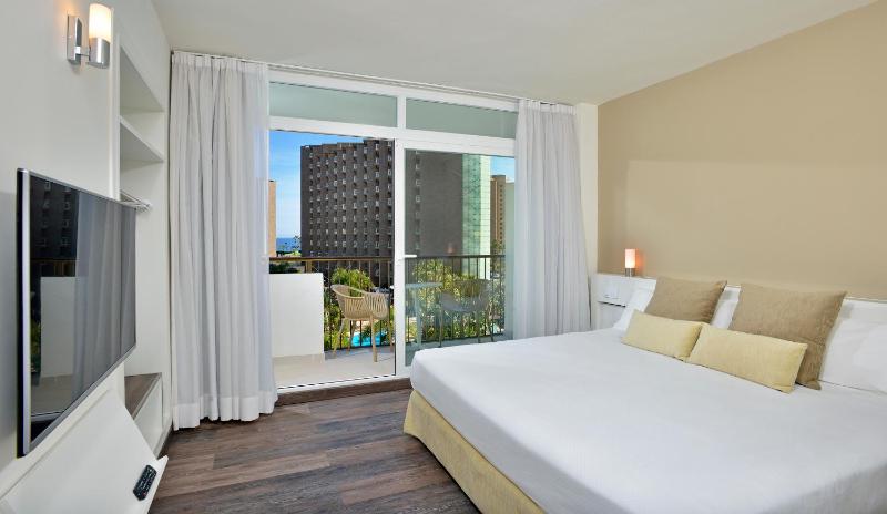 Family Room with Pool View (2 Adults + 2 Children) image 3