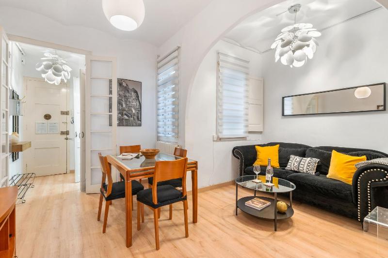 Whisper-Quiet 2BR Near Sagrada - image 2