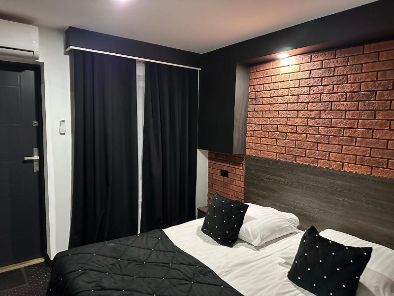 Double Room image 3