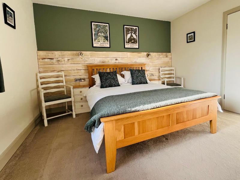 King Room image 3