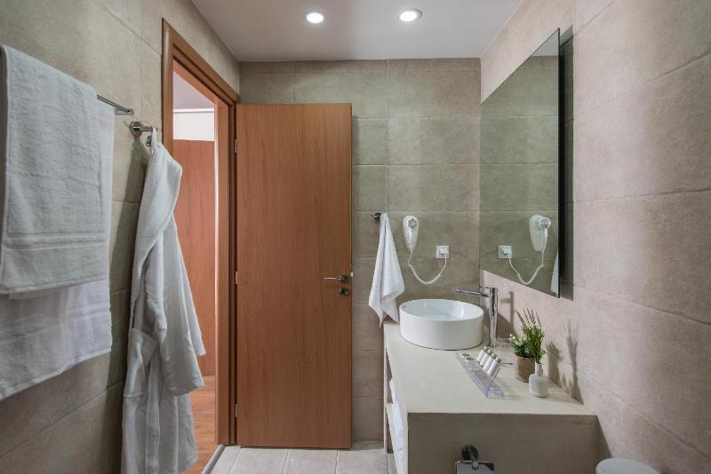 Superior Junior Suite with Balcony image 4