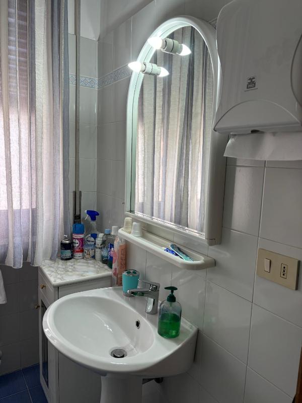 Single Room with Shared Bathroom image 3
