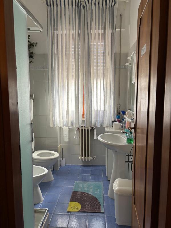 Single Room with Shared Bathroom image 2