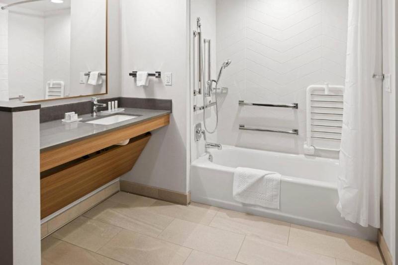 King Room with Adapted Tub - Mobility and Hearing Accessible image 1