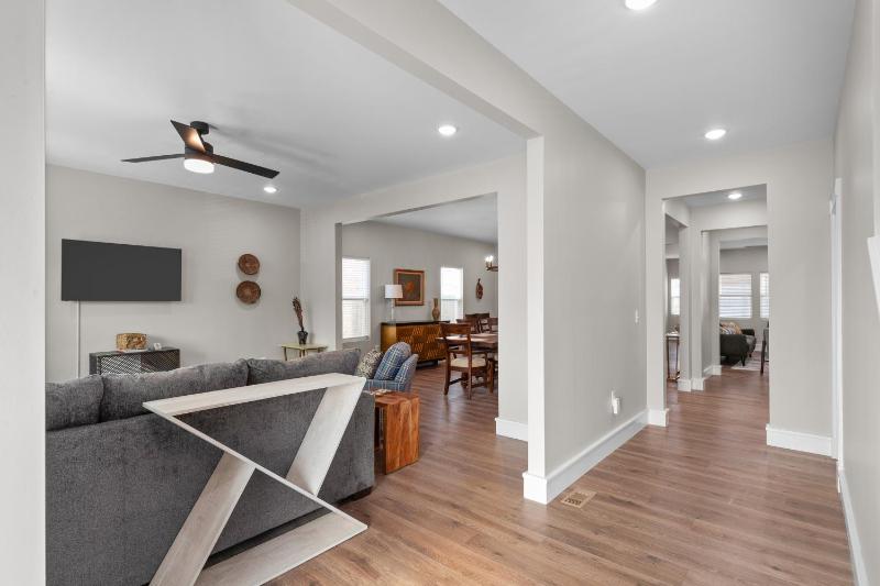 3325 Bright Urban Comfort - image 14