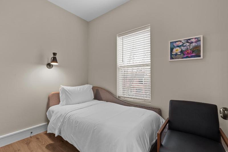 3325 Bright Urban Comfort - image 9