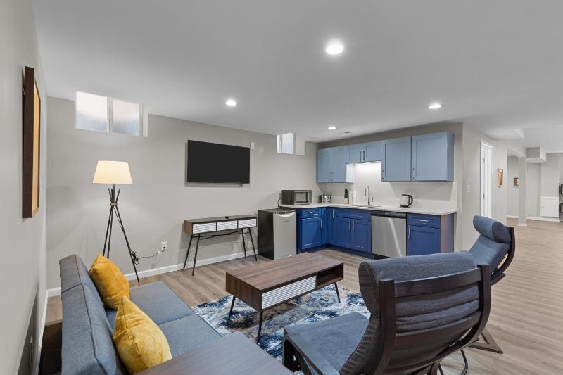 3325 Bright Urban Comfort - image 3