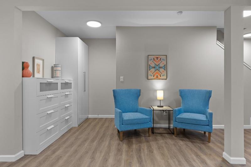 3325 Bright Urban Comfort - image 5