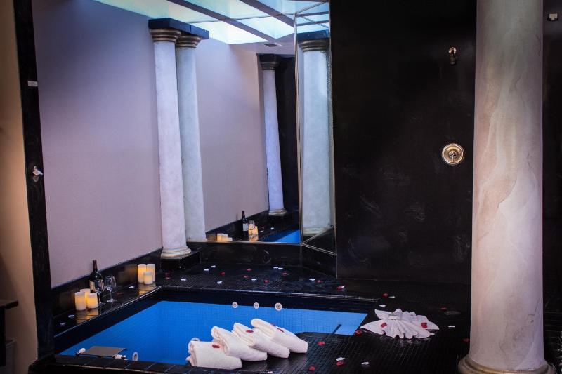 Honeymoon Suite image 2