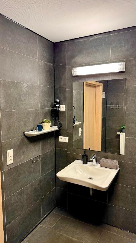 Twin Room image 4