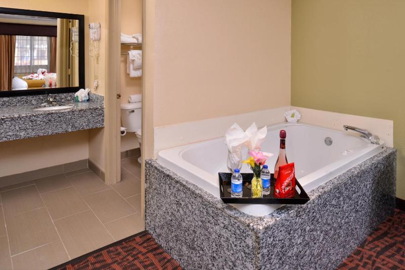 King Room with Spa Bath image 3