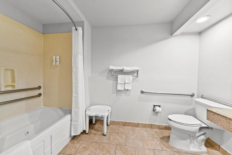 Quadruple Room - Disability Access/Non Smoking image 3