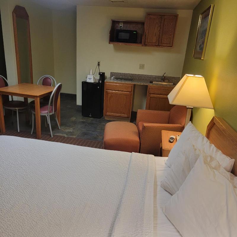 Two-Bedroom Suite with Three Double Beds and Kitchenette - Non-Smoking image 4