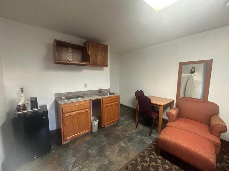 Two-Bedroom Suite with Three Double Beds and Kitchenette - Non-Smoking image 2
