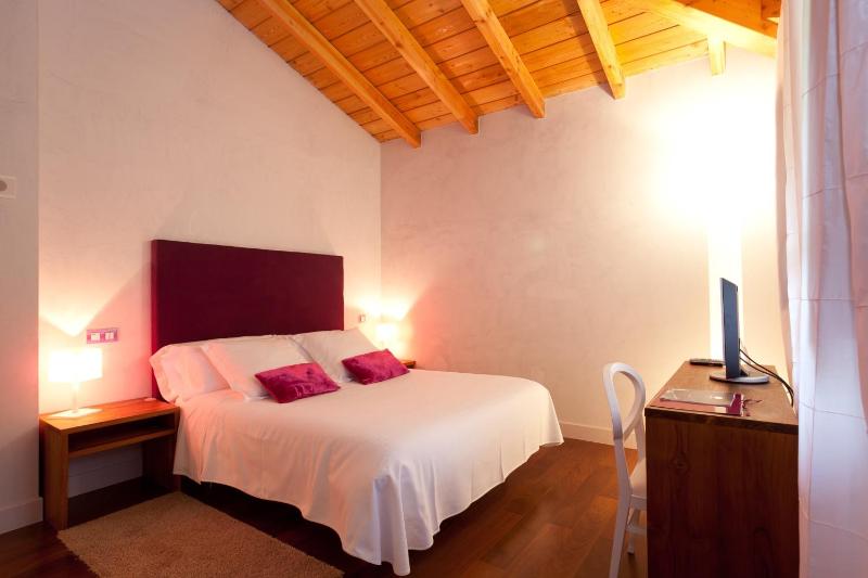 Standard Double Room image 4