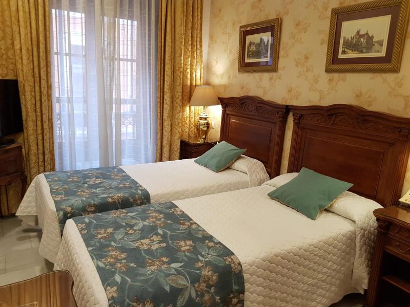 Twin Room image 3