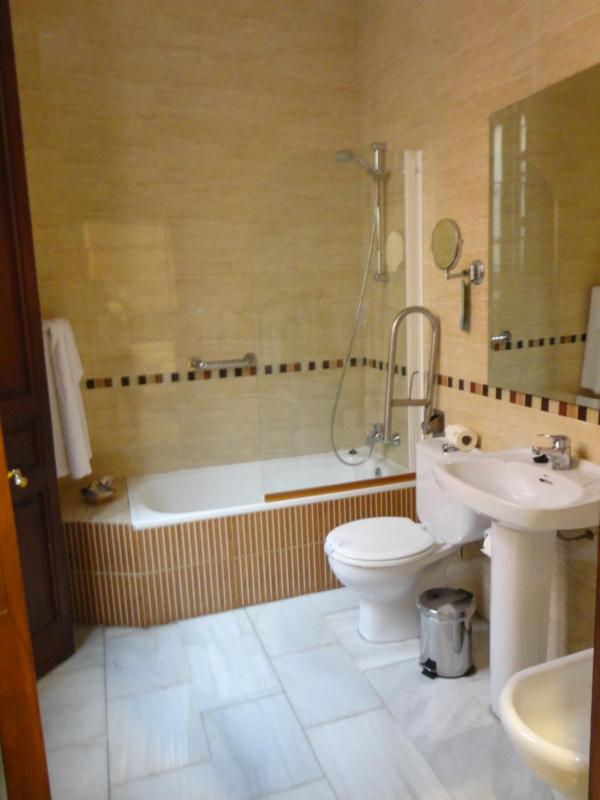 Twin Room image 2