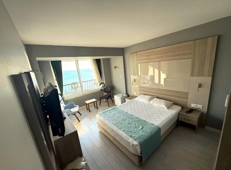 Double Room with Sea View image 4