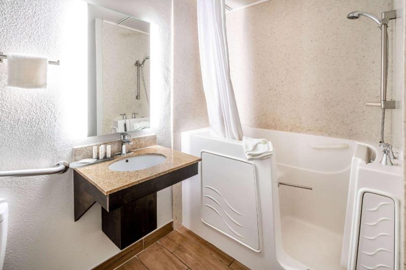 King Room with Walk-in Shower - Mobility Accessible/Non-Smoking image 3