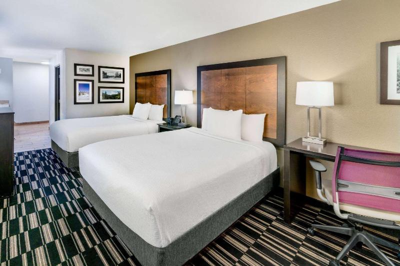 Queen Room with Two Queen Beds - Non-Smoking image 3