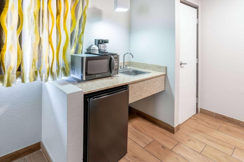 King Room with Walk-in Shower - Mobility Accessible/Non-Smoking image 4