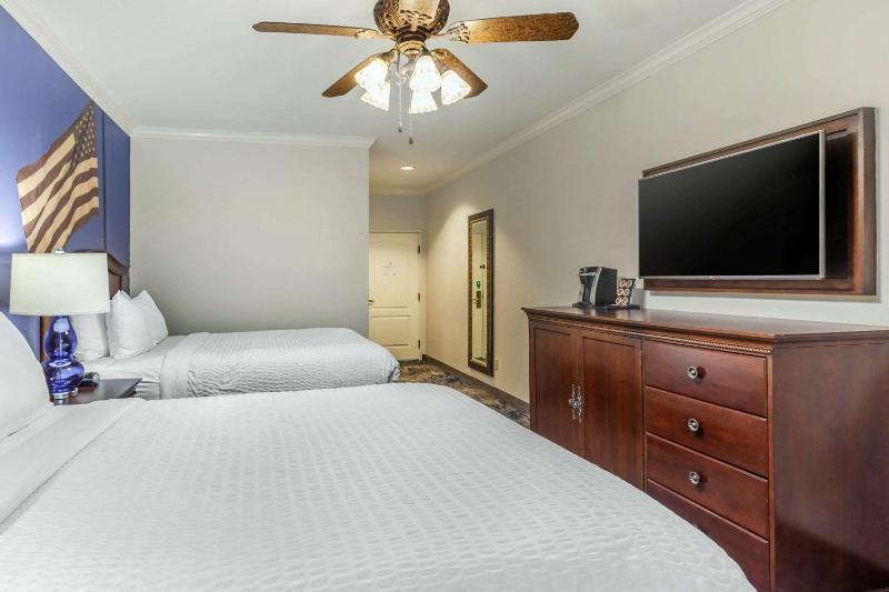 Queen Room with Two Queen Beds - Non-Smoking image 3