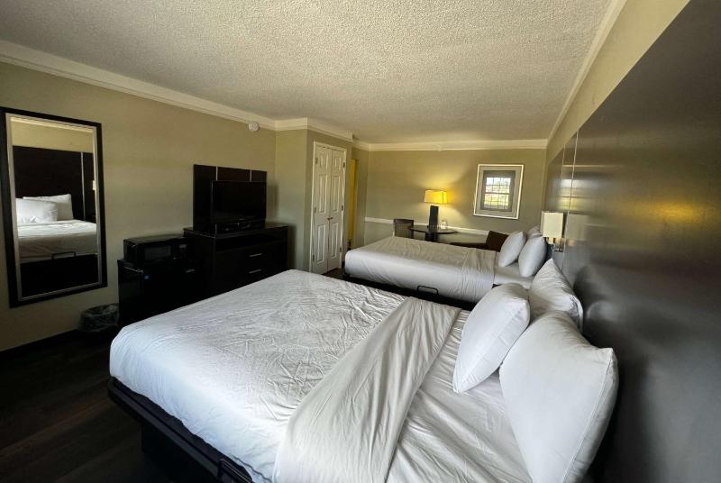 Double Room with Two Double Beds - Smoking image 1