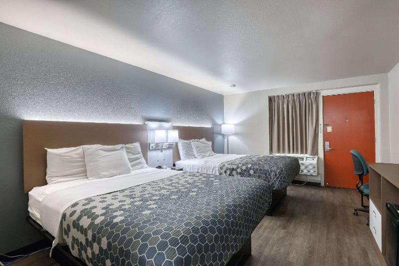 Standard Queen Room with Two Queen Beds - Non-Smoking image 3