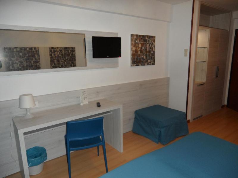 Double or Twin Room image 3