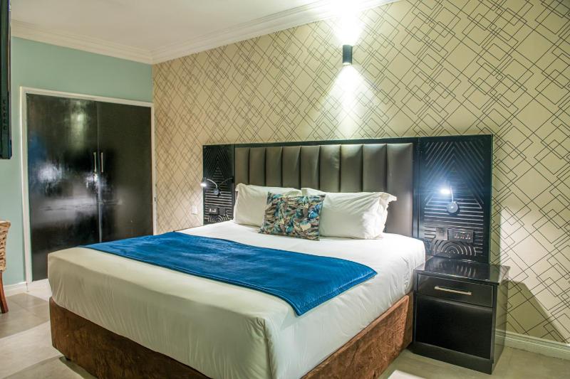 New Ambassador Hotel - image 16