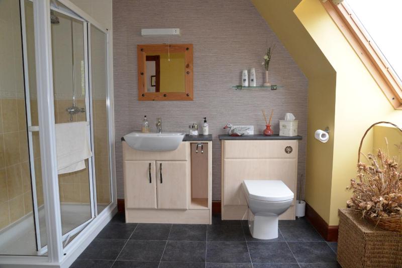 Twin Room with Private Bathroom image 3