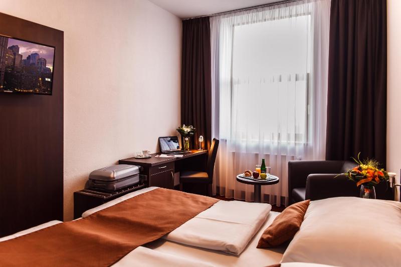 Double Room image 4