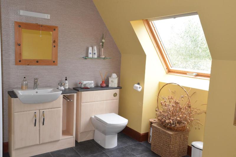 Twin Room with Private Bathroom image 4