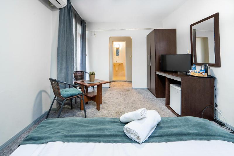 Standard Queen Room image 3