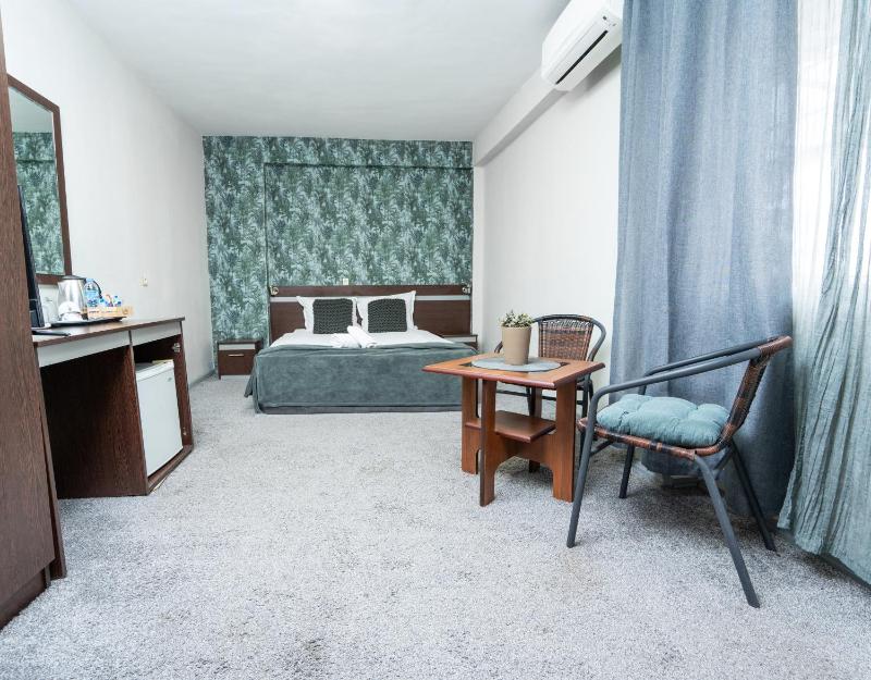 Standard Queen Room image 2