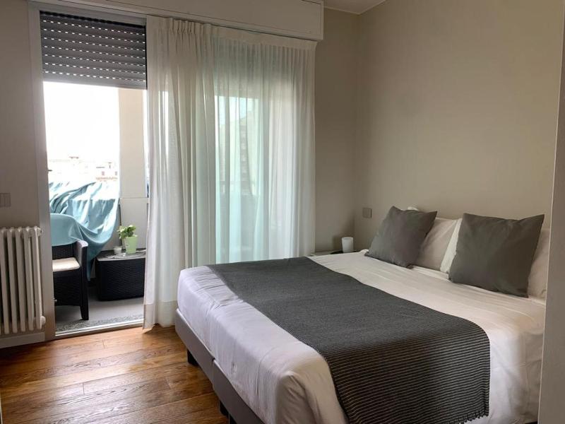 Three-Bedroom Deluxe Apartment image 4