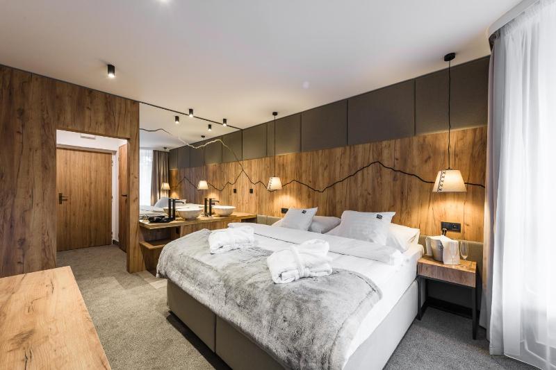 Superior Double or Twin Room with Pool Access image 1