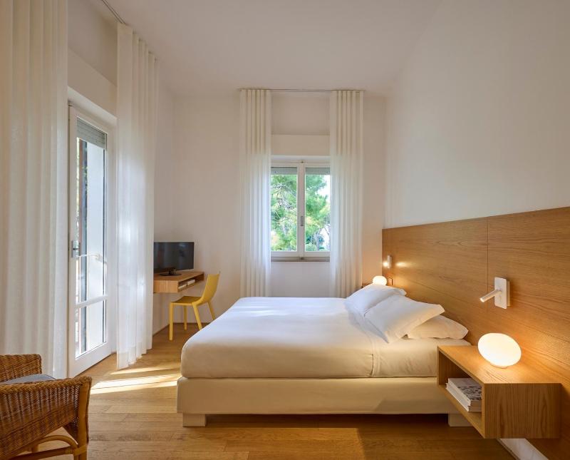 Superior Double or Twin Room with Sea View image 3