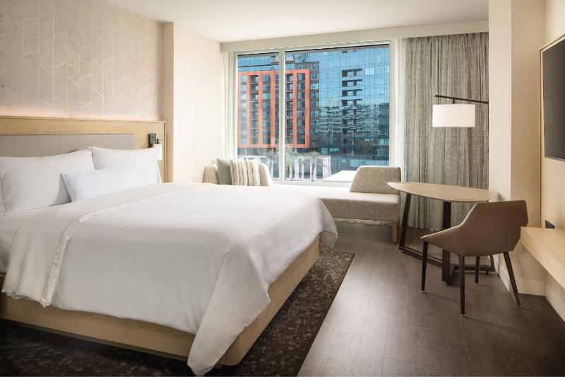 Traditional Guest room with 1 King bed image 3