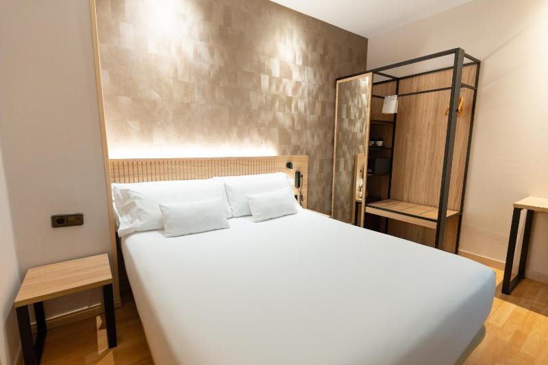 Small Double Room image 1