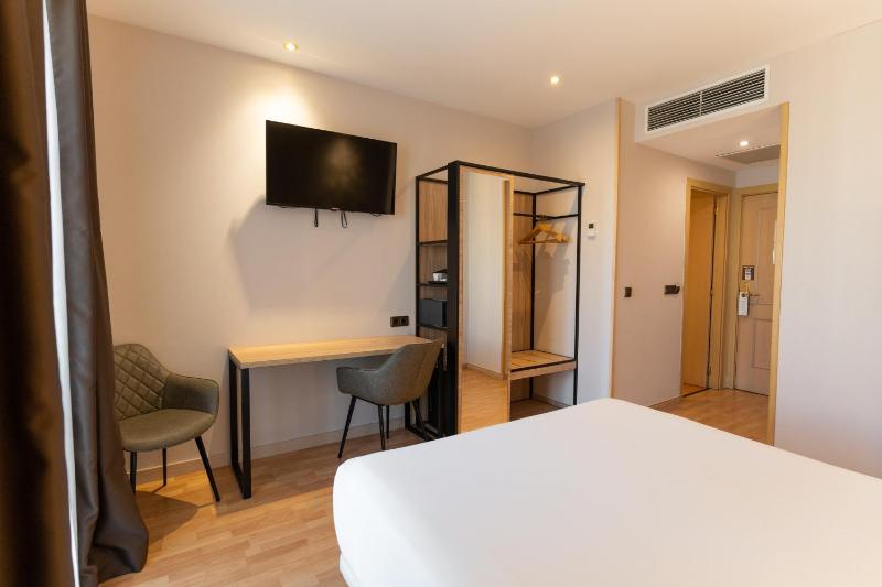 Double Room with Balcony image 3