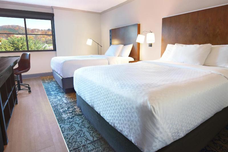 Traditional Queen Room with Two Queen Beds image 2