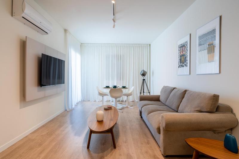 Stylish Central Apartment • City Views • Prime Location • Parking - image 12