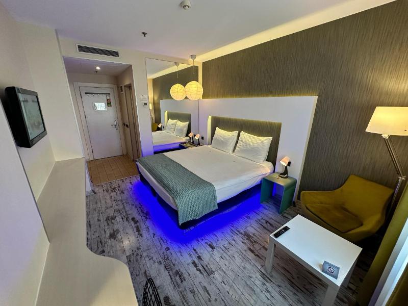 Standard Twin Room image 4