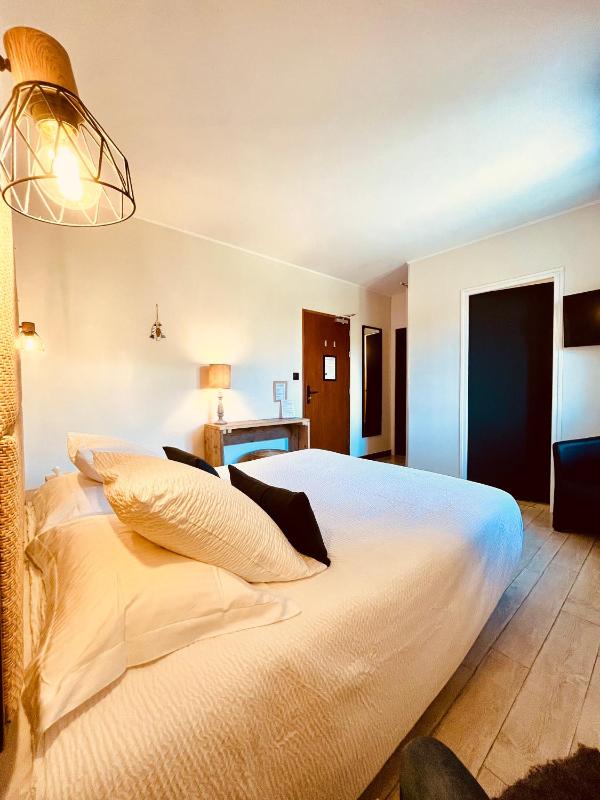 Standard Queen Room image 4