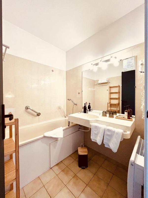 Standard Queen Room image 2